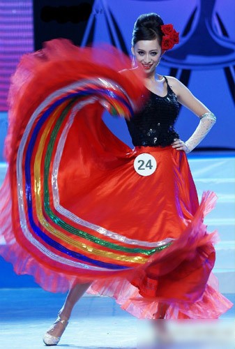 Đàm Kiều Y trong đêm chung kết cuộc thi Hoa hậu Hoàn cầu Trung Quốc 2012 tỉnh Hải Nam.